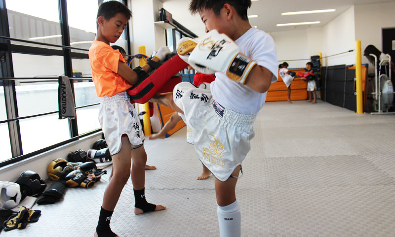 小学生のキックボクシング練習